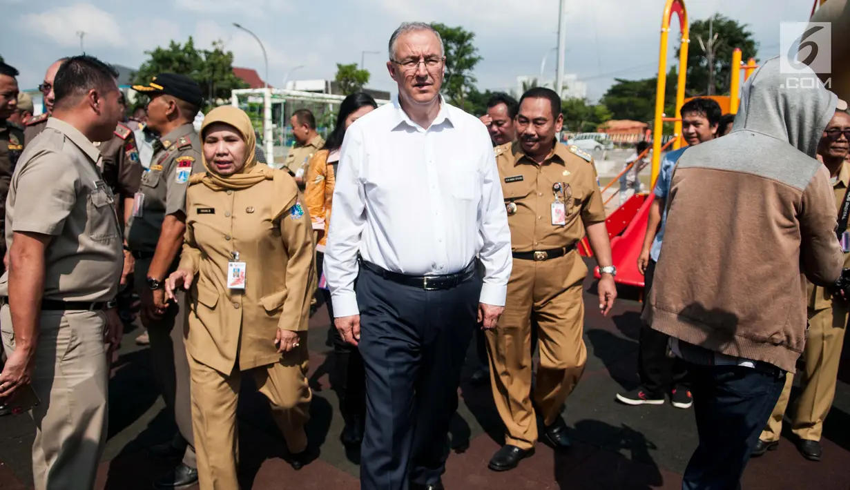 Wali Kota Rotterdam, Belanda, Ahmed Aboutaleb saat mengunjungi RPTRA Kalijodo, Jakarta, Senin (12/6). Kunjungan Aboutaleb ke Jakarta bertujuan untuk melakukan kerja sama dengan Pemprov DKI Jakarta (Liputan6.com/Gempur M Surya)