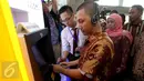 Seorang penyandang disabilitas mencoba ATM layanan wicara untuk penyandang disabilitas, Jakarta, (1/12/2015). Uji coba ini untuk memperingati hari disabilitas internasional pada 3 Desember mendatang. (Liputan6.com/Helmi Afandi)