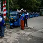 Antusias warga yang ingin menaiki bajaj bahan bakar gas (BBG) gratis dikawasan Monas Jakarta, Rabu (17/8). BBG gratis beroperasi mulai pukul 07.00-17.00 WIB. (Liputan6.com/Faizal Fanani)