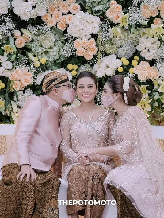 Tangisan Anang semakin pecah ketika ia meminta Aurel untuk selalu sabar dan kuat ke depannya. Mengingat bukan lah hal yang mudah menjadi seorang istri dalam menjalani bahtera rumah tangga. (Instagram/aurelie.hermansyah)