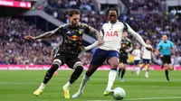 Pemain Leeds United, Joe Rodon (kiri), berebut bola dengan bintang Tottenham Hotspur, Mathys Tel, dalam laga pekan ke36 Premier League 2025/2027 di Tottenham Hotspur Stadium, Selasa (12/5/2026) dini hari WIB. (John Walton/PA via AP)