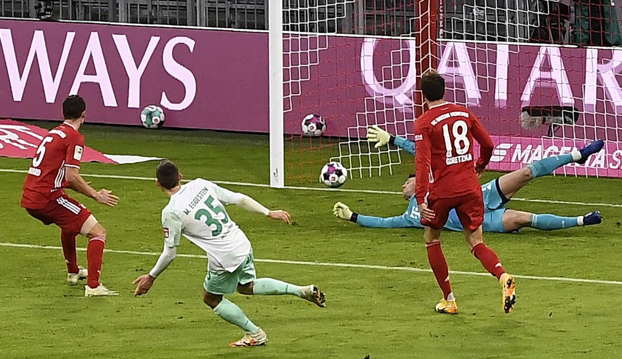 Gelandang Werder Bremen, Maximilian Eggestein (35), mencetak gol ke gawang Bayern Munich dalam laga lanjutan Liga Jerman pekan ke-8 di Allianz Arena, Sabtu (21/11/2020). Bremen mampu menahan imbang Bayern 1-1 (AFP/Lukas Barth/Pool)