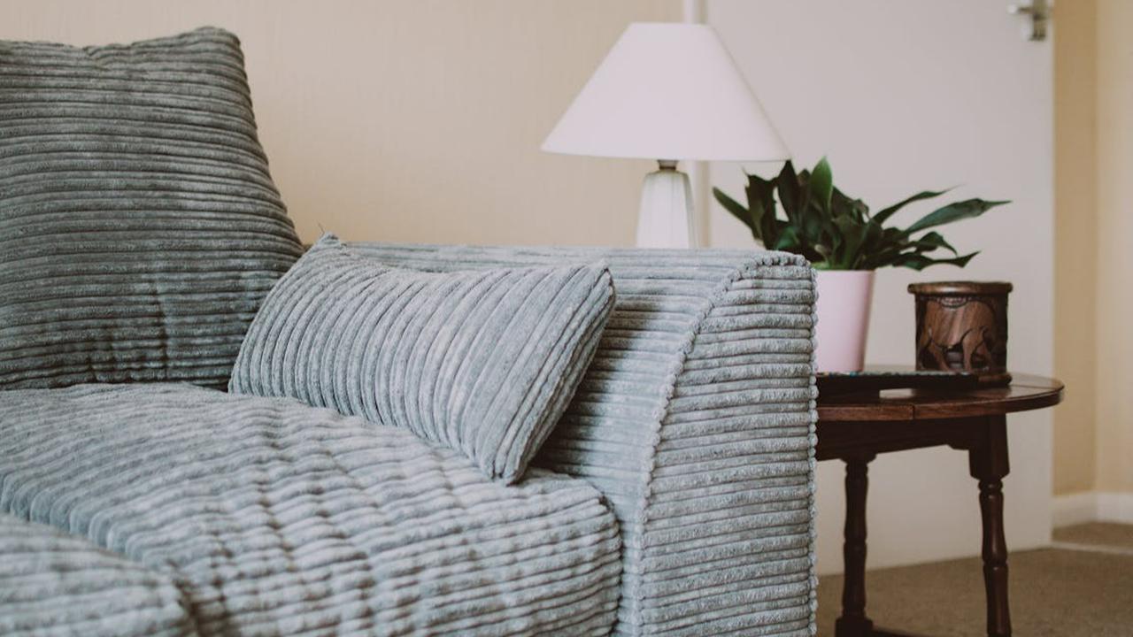 Tips Membersihkan Sofa Kain dengan Bahan Sederhana, Bikin Tampilan Sofa Jadi Lebih Bersih, Awet dan Nyaman