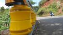 Teknologi roller barrier terpasang di tanjakan letter S Kampung Bantarselang, Kecamatan Cikidang, Kabupaten Sukabumi, Minggu (6/1). Roller barrier tersebut menjadi yang pertama di Jawa Barat, dan kedua di Indonesia setelah Aceh. (Merdeka.com/Arie Basuki)