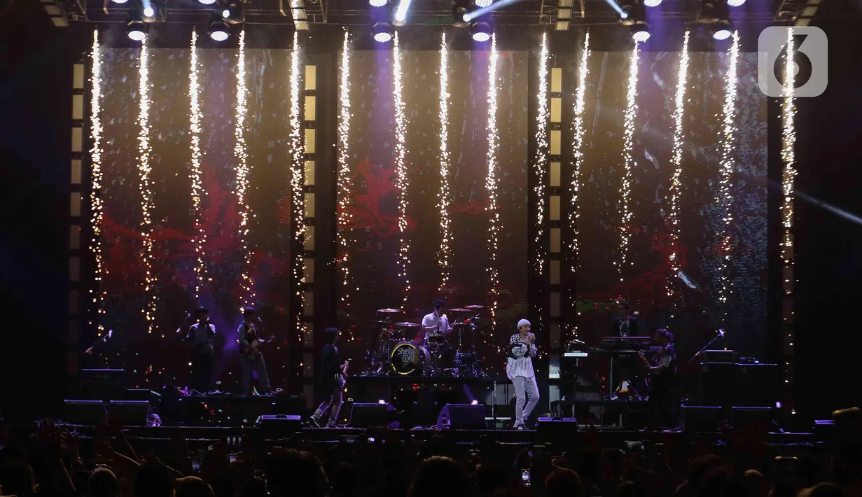 Band Sheila on 7 membawakan lagu andalannya saat konser yang bertajuk 'Tunggu Aku di Jakarta' di kawasan JIExpo Kemayoran, Jakarta, Sabtu, (28/1/2023). Dalam konser yang bertajuk 'Tunggu Aku di Jakarta', Sheila on 7 membawakan lagu-lagu andalannya seperti Pejantan Tangguh, Pria Kesepian, Sephia dan lain-lain. (Liputan6.com/Herman Zakharia)