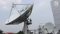 Pekerja melakukan perawatan berkala pada parabola milik BRI Sat di Primary Satelite Control Fasilities, Jakarta, Kamis (31/8). Hal tersebut dikarenakan Bank BRI telah mengandalkan jaringan satelit milik Bank BRI yakni BRIsat. (Liputan6.com/Angga Yuniar)