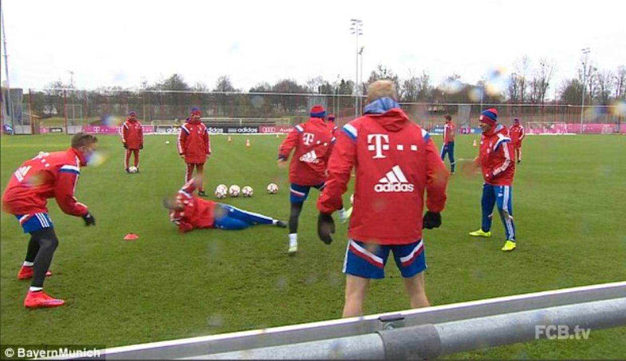 Tak kuasa menahan malu, pemain berkebangsaan Spanyol itu menutupi wajahnya dengan tangan