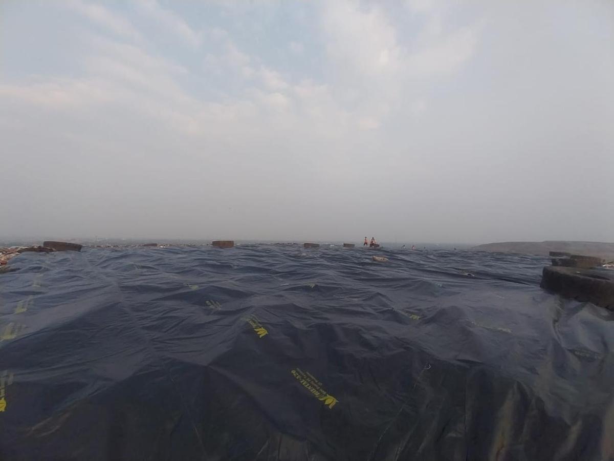 Pemasangan geomembrane di TPST Bantargebang.