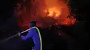 Petugas pemadam kebakaran berupaya memadamkan api yang membakar lahan gambut di Sampit, Kalimantan Tengah, Indonesia, Senin, 24 Agustus 2026. (AP Photo/Andri Rizky Agustian)