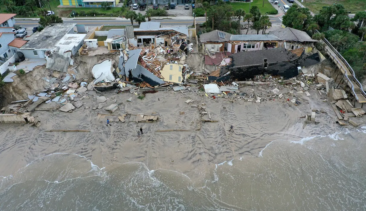 Pandangan dari udara menunjukkan sebagian rumah terguling ke pantai setelah Badai Nicole mendarat di Pantai Daytona, Florida (10/11/2022). Badai Nicoler datang ke darat sebagai badai Kategori 1 sebelum melemah menjadi badai tropis saat bergerak melintasi negara bagian. (Joe Raedle/Getty Images/AFP)