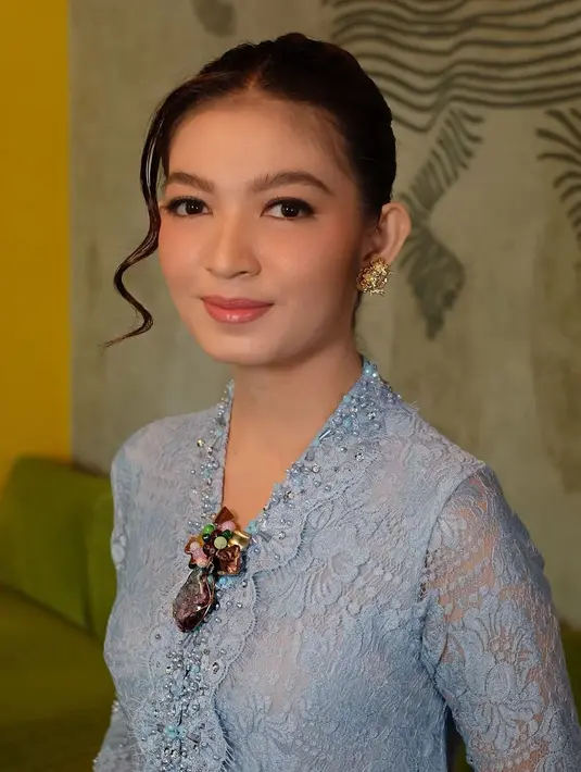 Potret terbaru Selvi Ananda mengenakan kebaya biru muda. Pesona luar biasa terpancar walau ia tak mengenakan outfit berlebihan. [Foto: Instagram/selvirakabuming]