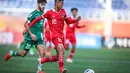 <p>Bek Timnas Indonesia U-20, Dony Tri Pamungkas membawa bola dari kejaran pemain Irak, Charbel Awni Shamoon selama pertandingan Piala Asia U-20 di Stadion Lokomotiv, Rabu (1/3/2023). Irak berhasil menceploskan bola di menit ke-28 lewat Hayder Abdulkareem. Abdulkareem berhasil membobol gawang Daffa setelah menerima bola liar hasil sapuan Muhammad Ferarri. (Foto:Dok PSSI)</p>