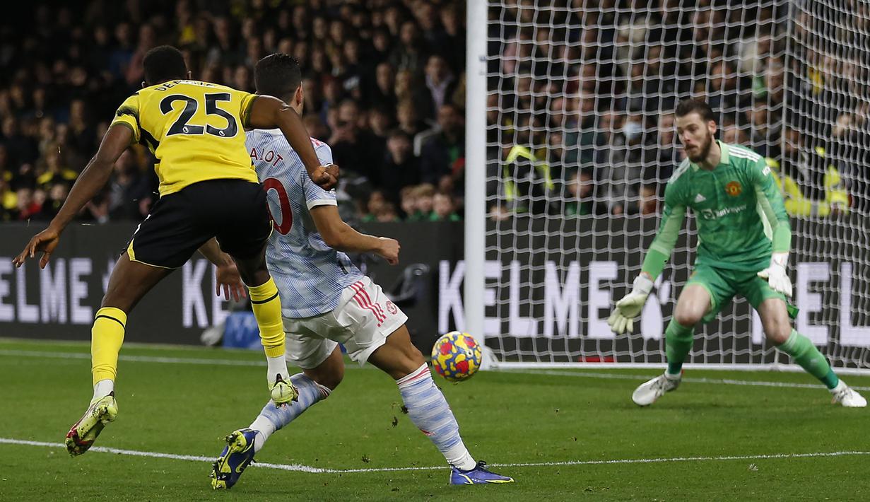Emmanuel Dennis. Striker Watford ini mencetak gol keempat timnya ke gawang tamunya Manchester United pada menit ke-95 plus 02 detik dalam laga di Vicarage Road Stadium, 20 November 2021. Gol tersebut membuat laga berakhir 4-1 untuk kemenangan The Hornets. (AFP/Ian Kington)