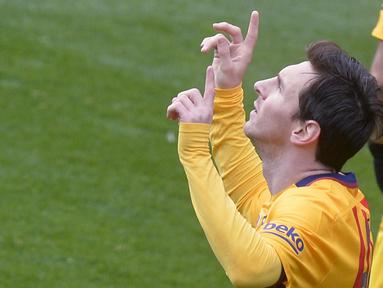 Pemain Barcelona, Lionel Messi merayakan golnya ke gawang Eibar pada laga pekan ke-28 La Liga Spanyol 2015-2016 di Stadion Municipal de Ipurua, Minggu (6/3/2016) malam WIB. (REUTERS/Vincent West)