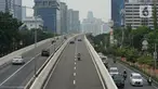 Pengendara sepeda motor melintasi Jalan Layang Non Tol (JLNT) Kampung Melayu-Tanah Abang, Jakarta, Kamis (12/3/2020). Ditlantas Polda Metro Jaya berencana menerapkan tilang elektronik atau electronic traffic law enforcement (ETLE) dalam waktu dekat di JLNT tersebut. (Liputan6.com/Immanuel Antonius)