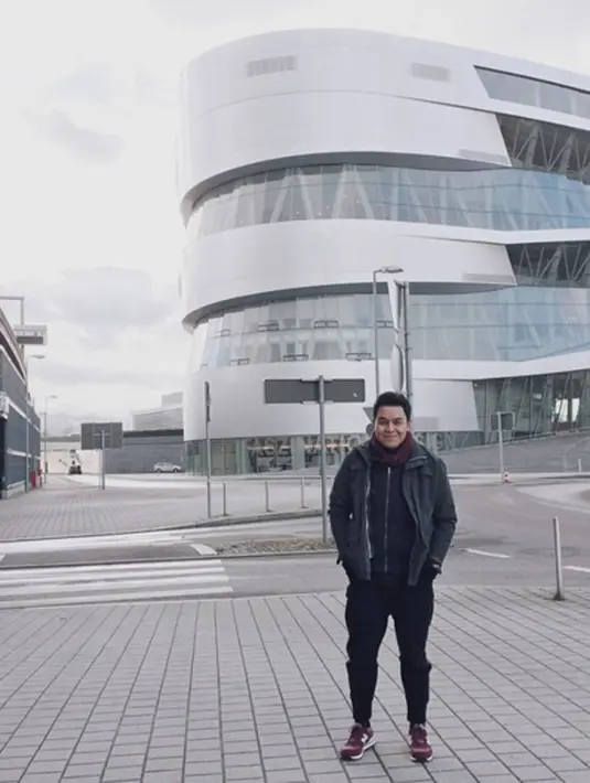 Tulus harus menamatkan pendidikannya terlebih dahulu sebelum ia berkarier di belantika musik.  (viainstagram@tulusm/Bintang.com)