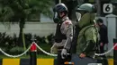 Anggota Gegana bersiap memeriksa sebuah tas mencurigakan yang ditaruh di depan Hotel Kempinski, Bundaran HI, Jakarta, Kamis (16/4/2020). Dalam pemeriksaan yang dilakukan anggota Gegana diketahui bahwa tas tersebut kosong. (Liputan6.com/Faizal Fanani)