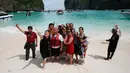 Wisawatan berswafoto dengan latar belakang pantai di Maya Bay, pulau Phi Phi Leh, Thailand, Kamis (31/5). Salah satu destinasi wisata tempat syuting film The Beach ini  akan ditutup selama empat bulan mulai 1 Juni 2018 mendatang. (AP Photo/Sakchai Lalit)