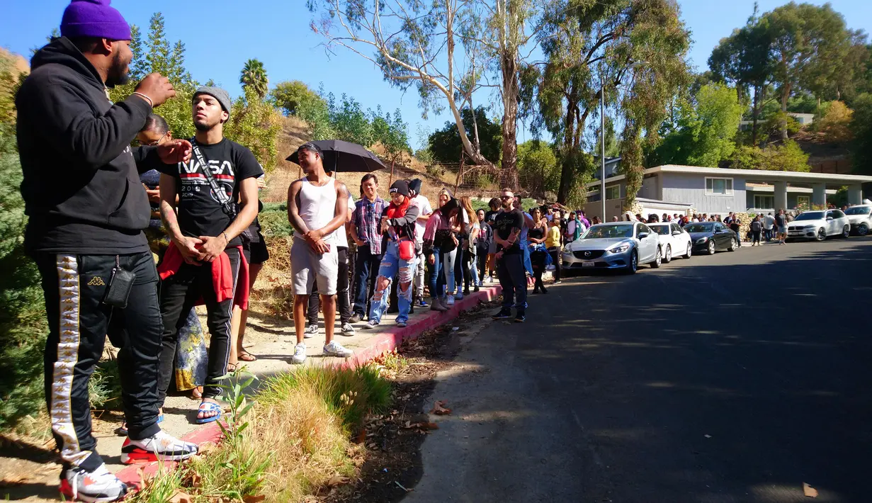 Para penggemar antre di sekitar rumah penyanyi dan pencipta lagu AS, Chris Brown di lingkungan Tarzana, Los Angeles, 6 November 2019. Mereka berkumpul setelah Chris Brown mengumumkan penjualan barang-barang di sekitaran halamannya melalui akun Instagram dan Twitter-nya. (AP/Damian Dovarganes)