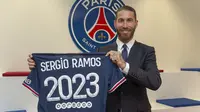 Sergio Ramos. Bek berusia 35 tahun ini telah 16 musim memperkuat Real Madrid dan sejatinya berpeluang menjadi legenda. Namun akibat tak juga mencapai titik temu dengan manajemen, Sergio Ramos memilih hijrah ke PSG dengan status bebas transfer. Ia dikontrak selama 2 musim. (Foto: psg.fr)