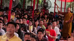 Suasana perayaan Hari Trisuci Waisak di Wihara Ekayana Arama-Indonesia Buddhist Center, Tanjung Duren, Jakarta, Kamis (11/5). (Liputan6.com/Gempur M Surya)