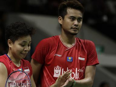 Ganda campuran Indonesia, Tontowi Ahmad/Apriyani Rahayu, saat menghadapi ganda Inggris, Chris Adcock/Gabrielle Adcock, pada laga Indonesia Masters 2020 di Istora, Jakarta, Kamis (16/1). Tontowi/Apriyani kalah 9-21, 12-21. (Bola.com/Yoppy Renato)