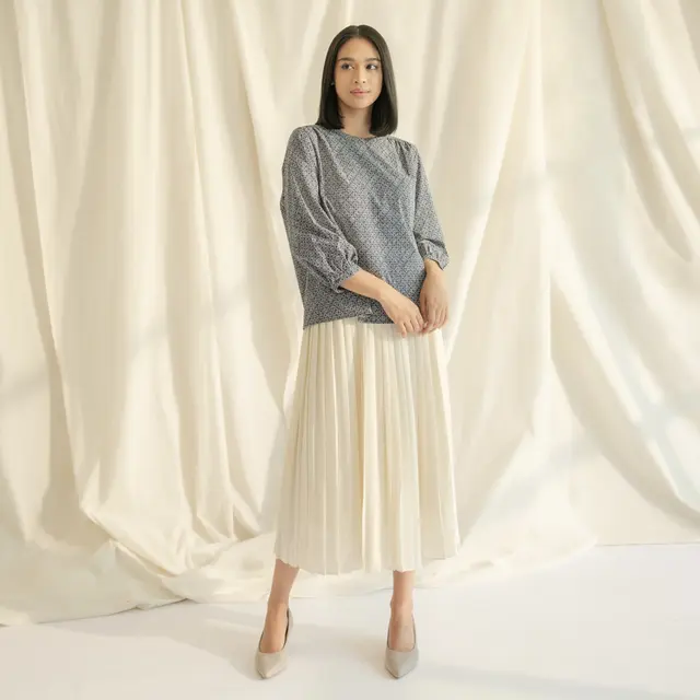 Outfit Lebaran yang Nyaman dengan Motif Batik Kolaborasi Bai Soemarlono dan Uniqlo