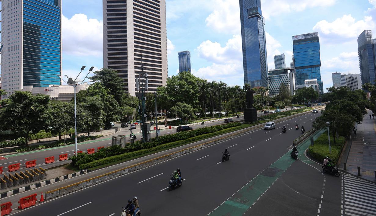 Tiga ruas jalan utama di Jakarta, jalan Jenderal Sudirman dan MH Thamrin serta Gatot Subroto, yang biasanya mengalami kemacetan parah di jam sibuk, pada Jumat (10/4/2026) pagi terpantau ramai lancar. Tampak dalam foto, suasana ruas jalan Jenderal Sudirman, Jakarta, saat pemberlakukan kebijakan Work From Home (WFH) untuk Aparatur Sipil Negara (ASN), Jumat (10/4/2026). (Kapanlagi.com/Budy Santoso)