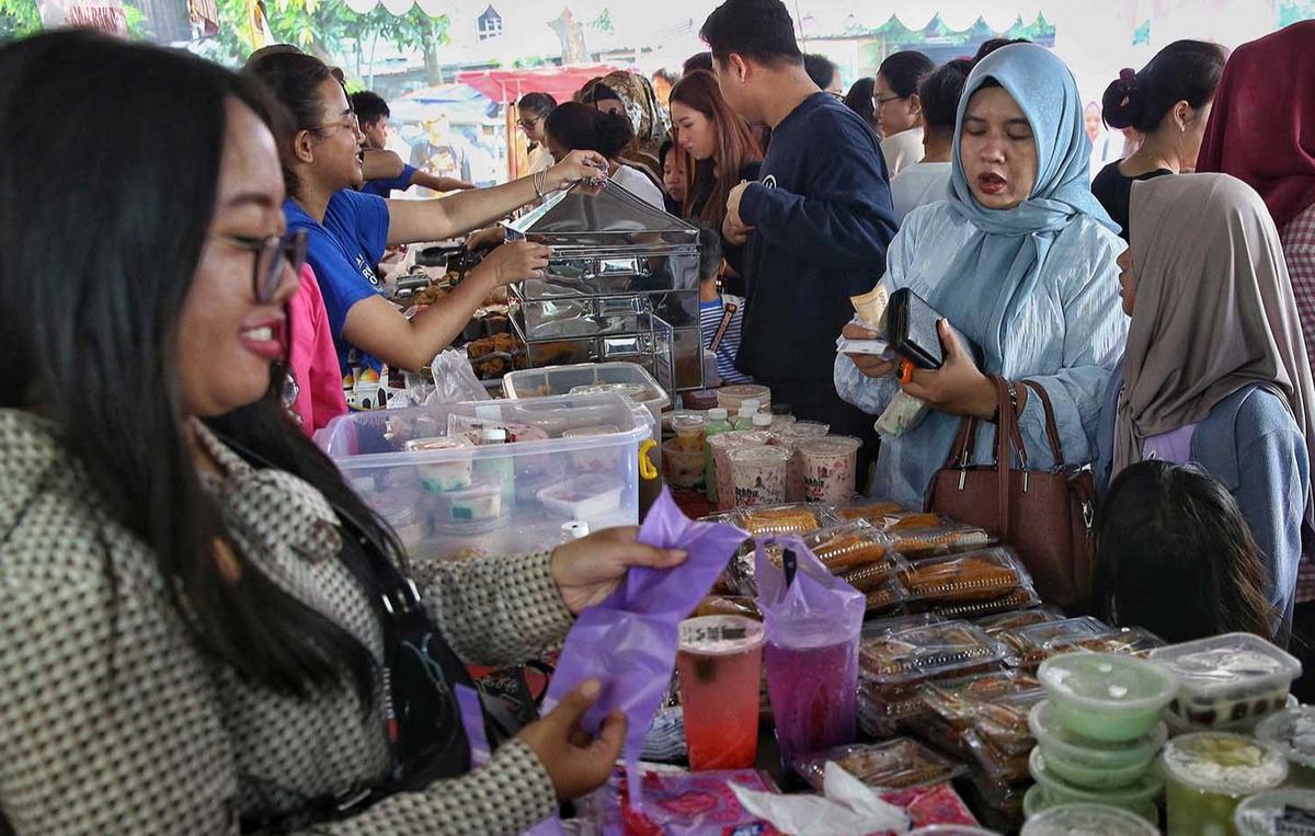 FOTO: Berdesakan Berburu Takjil Di Pasar Benhil