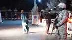 Tentara Pakistan berjaga dengan senjata lengkap di Akademi Polisi Balochistan, Quetta, Senin (24/10). Gerilyawan melakukan serangan di tempat tersebut yang mengakibatkan sedikitnya 59 orang tewas dan 117 luka parah. (AFP/Banaras Khan)