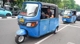 Momen santai Franco Morbidelli menikmati suasana Jakarta di dalam bajaj pada Selasa, (30/09/2025). (Dok.Pertamina Lubricants)