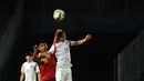 Penyerang timnas Timor Leste U-23, Henrique Cruz (10) berebut bola dengan pemain Korea Selatan, Lee Gwanghyeok (24) di kualifikasi Piala Asia 2016 di Stadion GBK Jakarta, (29/3/2015). Korsel unggul 3-0 atas Timor Leste. (Liputan6.com/Helmi Fithriansyah)