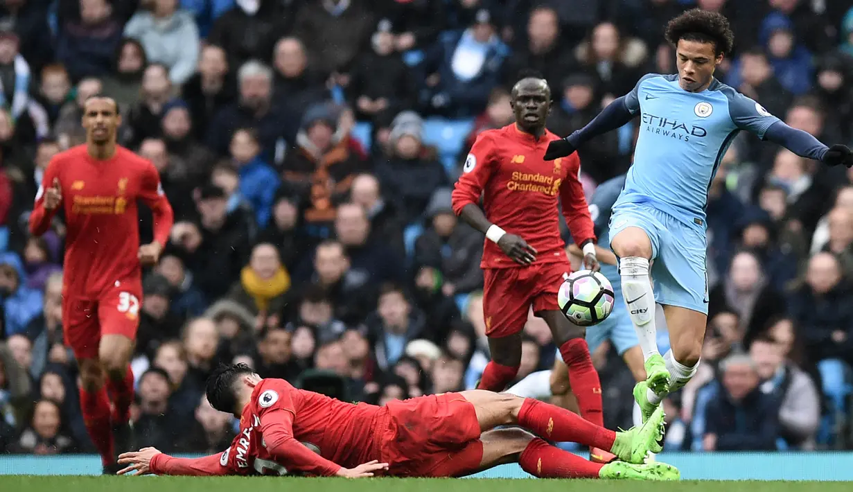 Gelandang Manchester City, Leroy Sane, berusaha melewati hadangan gelandang Liverpool, Emre Can, pada laga Liga Inggris di Stadion Ettihad, Inggris, Minggu (19/3/2017). Kedua klub bermain imbang 1-1. (AFP/Oli Scarff)