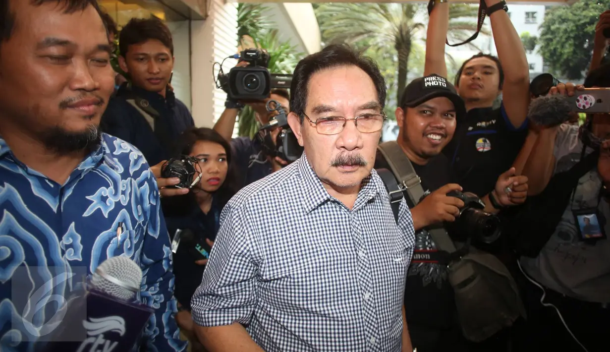 Mantan Ketua KPK Antasari Azhar berjalan keluar Gedung Dirkrimsus Polda Metro Jaya, Jakarta, Rabu (1/2). Kedatangan Antasari Azhar untuk mempertanyakan penanganan perkara laporan SMS gelap yang dilaporkannya sejak 2011. (Liputan6.com/Immanuel Antonius)