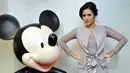 Penyanyi cantik, Raisa berpose dengan patung mickey mouse saat ditemui di kantor PT Walt Disney Indonesia, Jakarta, Rabu (18/2/2015). (Liputan6.com/Panji Diksana)