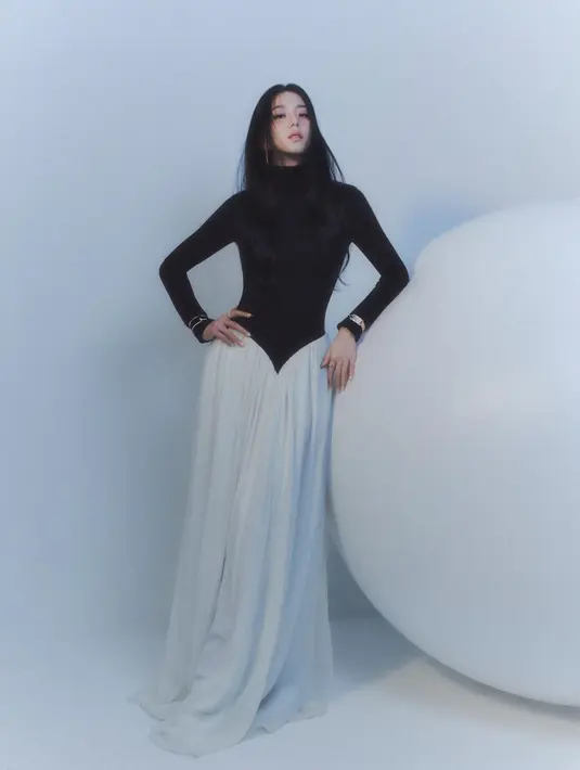 Terakhir, Jisoo tampil dnegan outfit unik. Atasannya bersiluet turtleneck hitam polos, dipadukan dengan rok yang memiliki bagian pinggang berbentuk hati. Mana penampilan Jisoo BLACKPINK yang jadi favoritmu di sini, Sahabat FIMELA? [Foto: Instagram/sooyaaa__]