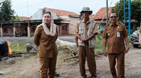 Bupati Brebes Paramitha Widya Kusuma memantau kondisi jalan di Desa Tembongraja, Salem. (Istimewa)