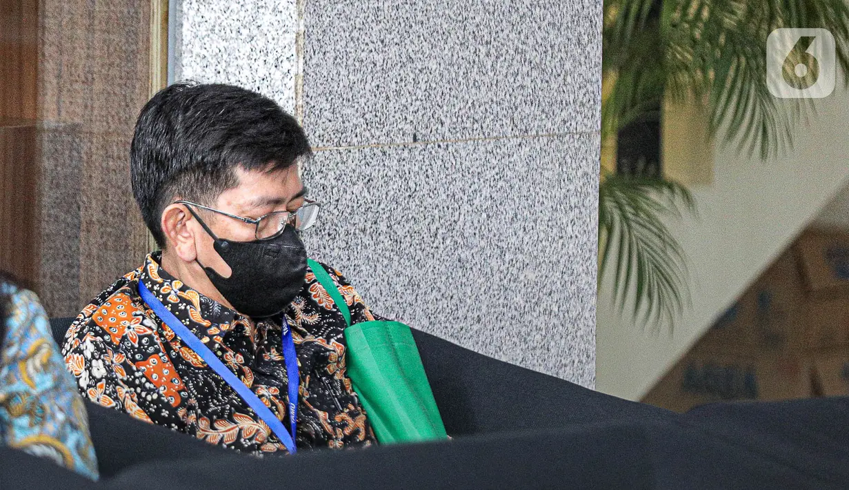 Kepala Kantor Pajak Madya Jakarta Timur, Wahono  Saputro menunggu di ruang tamu gedung Merah Putih Komisi Pemberantasan Korupsi (KPK) untuk menjalani klarifikasi kekayaan, Selasa (14/3/2023). Diketahui, Wahono Saputro dipanggil KPK karena nama istrinya tercatat sebagai pemilik saham di perusahaan properti seluas 6,5 hektar milik istri Rafael Alun Trisambodo, Ernie Meike di Minahasa Utara. (Liputan6.com/Faizal Fanani)