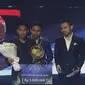Pemain Bali United, Fadil Sausu, menerima penghargaan sebagai pemain terbaik pada Indonesian Soccer Awards 2019 di Studio Indosiar, Jakarta, Jumat (10/12). Acara ini diadakan oleh Indosiar bersama APPI. (Bola.com/M Iqbal Ichsan)