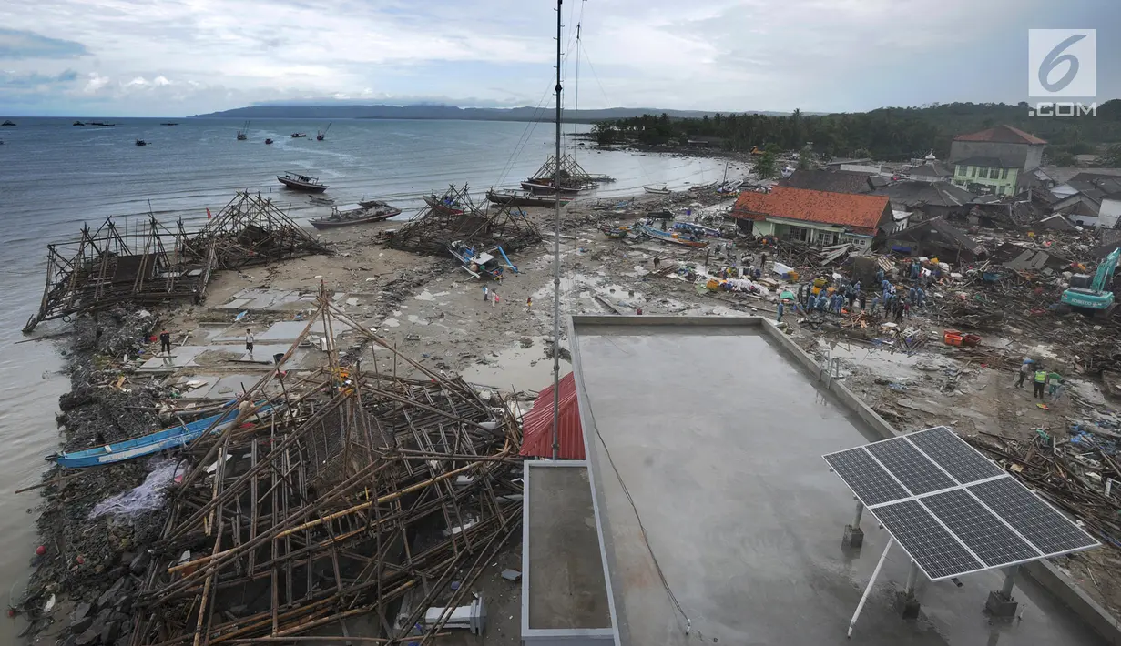 Pemandangan dari udara kawasan pemukiman nelayan di Kampung Sumur Pesisir, Pandeglang, Banten, Selasa (24/12). Menurut data Kecamatan Sumur, 35 orang meninggal dunia akibat tsunami di wilayah tersebut. (Merdeka.com/Arie Basuki)