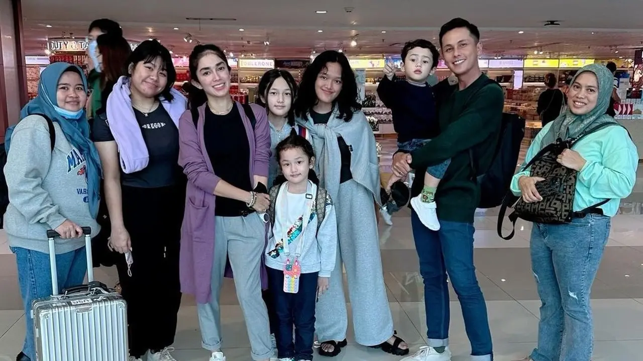 Ussy Sulistiawaty bersama keluarga liburan (Instagram/ussypratama)