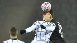 Pemain Inter Milan, Nicolo Barella, duel udara dengan pemain Borussia Moenchengladbach, Florian Neuhaus, pada laga Liga Champions di Stadion Borussia Park, Rabu (2/12/2020). Inter Milan menang dengan skor 3-2. (AP/Martin Meissner)