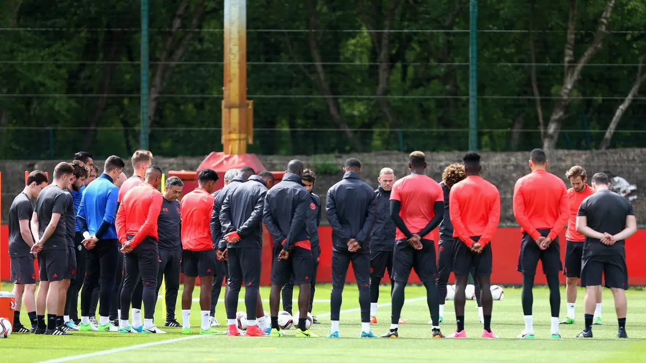 Manchester United mengheningkan cipta sebelum menggelar latihan terbuka jelang final Europa League