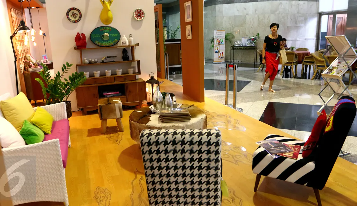 Pengunjung melintas didepan stan desain interior pada ajang Perfect Home Young Interior Desainer Award di JCC, Jakarta, Minggu (22/11).Kegiatan tersebut terdiri dari empat kategori perlombaan. (Liputan6.com/Fery Pradolo)