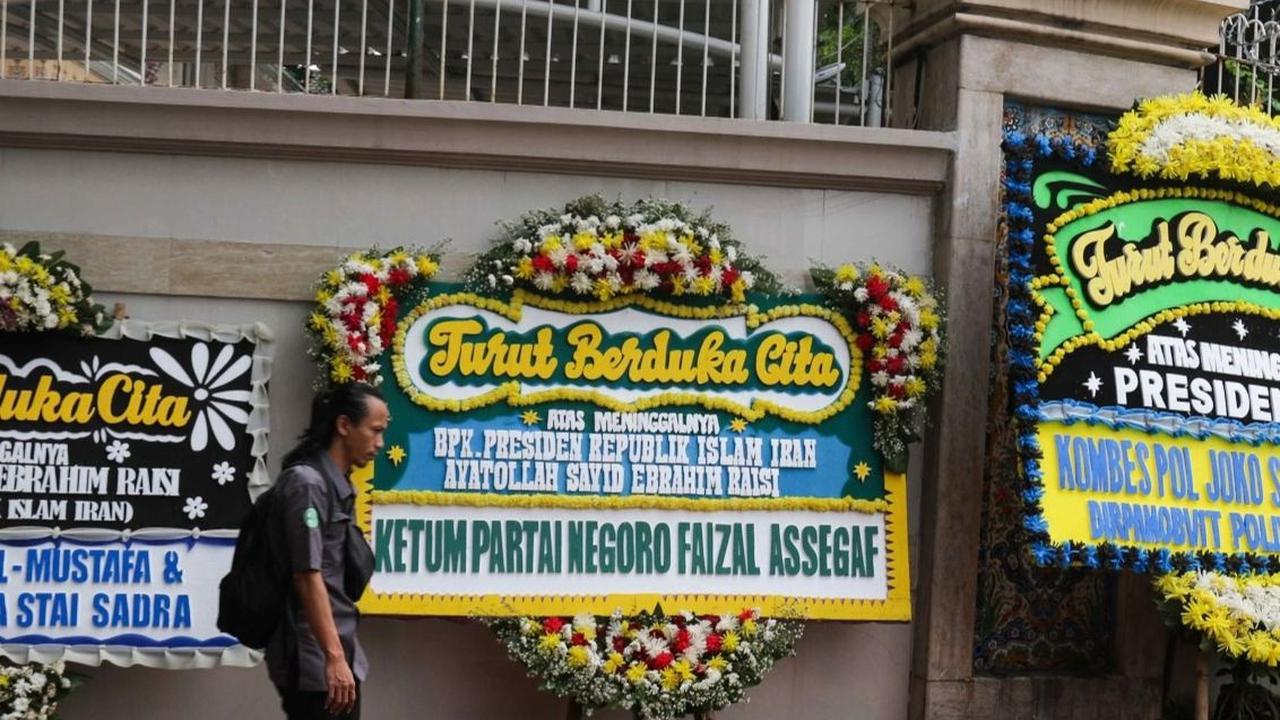 Beberapa karangan bunga yang dikirim ke Kedutaan Besar Iran di Jakarta juga terlihat pengirimnya, di antaranya mulai dari Polda Metro Jaya hingga ketua umum partai. Foto: Liputan6.com / Herman Zakharia