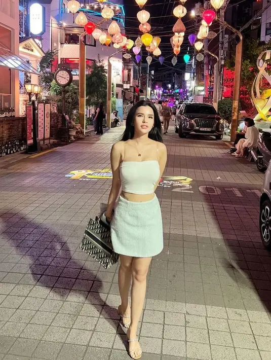 Kalau ini Maria lagi menikmati malam di kawasan Itaewon. Siapa yang langsung teringat drama ITAEWON CLASS? Sayang nggak ada Park Seo Joon ya! (instagram.com/maria_vaniaa)