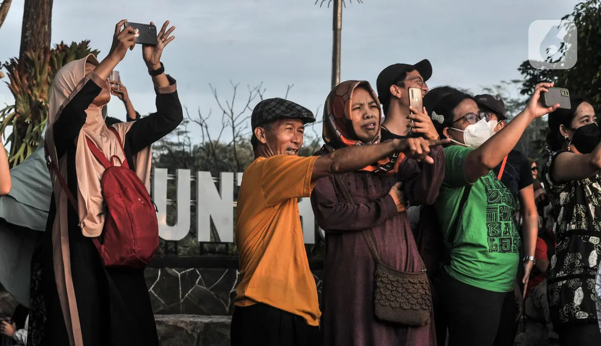 <p>Wisatawan saat mengabadikan momen matahari terbit atau sunrise dengan latar belakang Candi Borobudur di Punthuk Setumbu, Karangrejo, Magelang, Jawa Tengah, Senin (16//5/2022). Punthuk Setumbu menjadi destinasi favorit di Jawa Tengah, terlebih saat libur Waisak yang terkenal dengan keindahan alam Candi Borobudur dan sekitarnya saat matahari terbit. (merdeka.com/Iqbal S. Nugroho)</p>