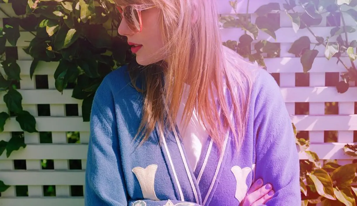 Meski belum resmi mengumumkan judul album terbarunya, Taylor sudah mulai memberi clue mengenai albumnya. Taylor kerap mengunggah foto dirinya dengan tema penuh warna seperti pelangi dan warna-warna pastel. (Liputan6.com/IG/@taylorswift)