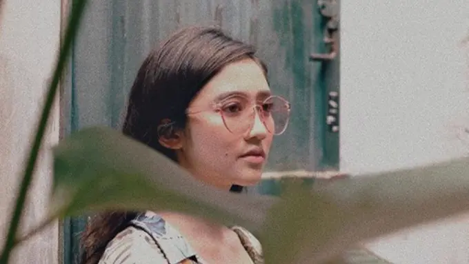 Febby Rastanty, Si Cantik dengan Makeup Natural