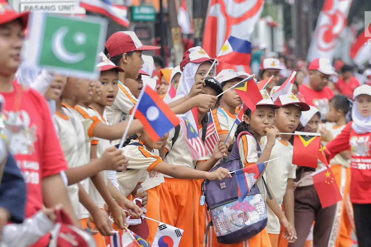 Pelajar Sekolah Dasar Sambut Obor Asian Games 2018